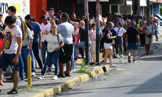 Người dân xếp hàng mua nhu yếu phẩm ở thủ đô Caracas, Venezuela, hôm 3/1 sau khi đặc nhiệm Mỹ bắt Tổng thống Nicolas Maduro. Ảnh: AFP