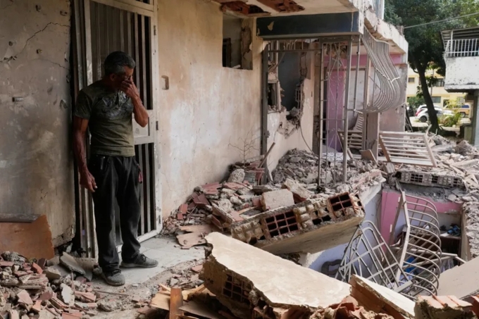 Wilman Gonzalez đứng tại nhà của mình ở thành phố Catia La Mar, nơi ông cho biết đã bị trúng đạn trong chiến dịch tập kích của Mỹ hôm 3/1. Ảnh: AP