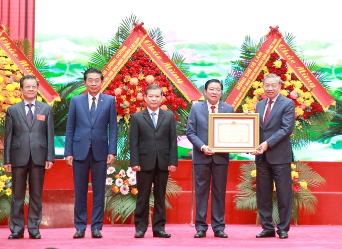 Tổng Bí thư Tô Lâm trao Huân chương Hồ Chí Minh tặng ngành Nội chính của Đảng. Ảnh: Cổng thông tin Đảng Cộng sản