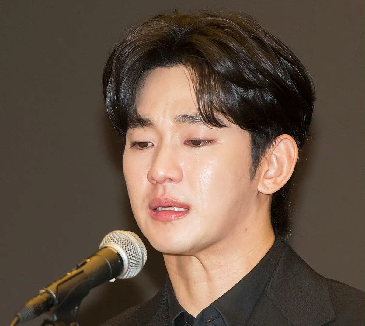 Uất ức thay cho Kim Ji Won: Bao nhiêu cố gắng thành công cốc, đọc tin mà tưởng trò đùa- Ảnh 2.