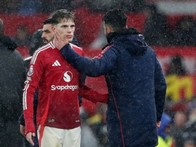 Garnacho (trái) tỏ thái độ khi bị thay ra trong trận Man Utd thắng Ipswich 3-2 ở vòng 27 Ngoại hạng Anh trên sân Old Trafford tối 26/2/2025. Ảnh: Reuters