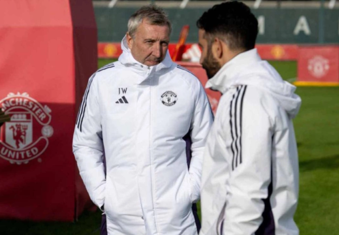 HLV Ruben Amorim trò chuyện với giám đốc thể thao Jason Wilcox trong một buổi tập của Man Utd.