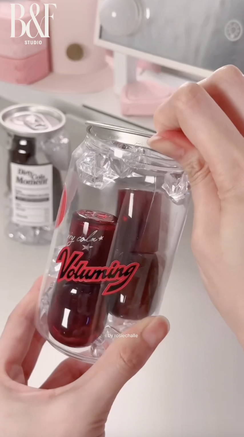 Thỏi son cola đang khiến hội mê môi mọng phát sốt: Son bóng có thể vừa xinh vừa sang vậy sao- Ảnh 2.