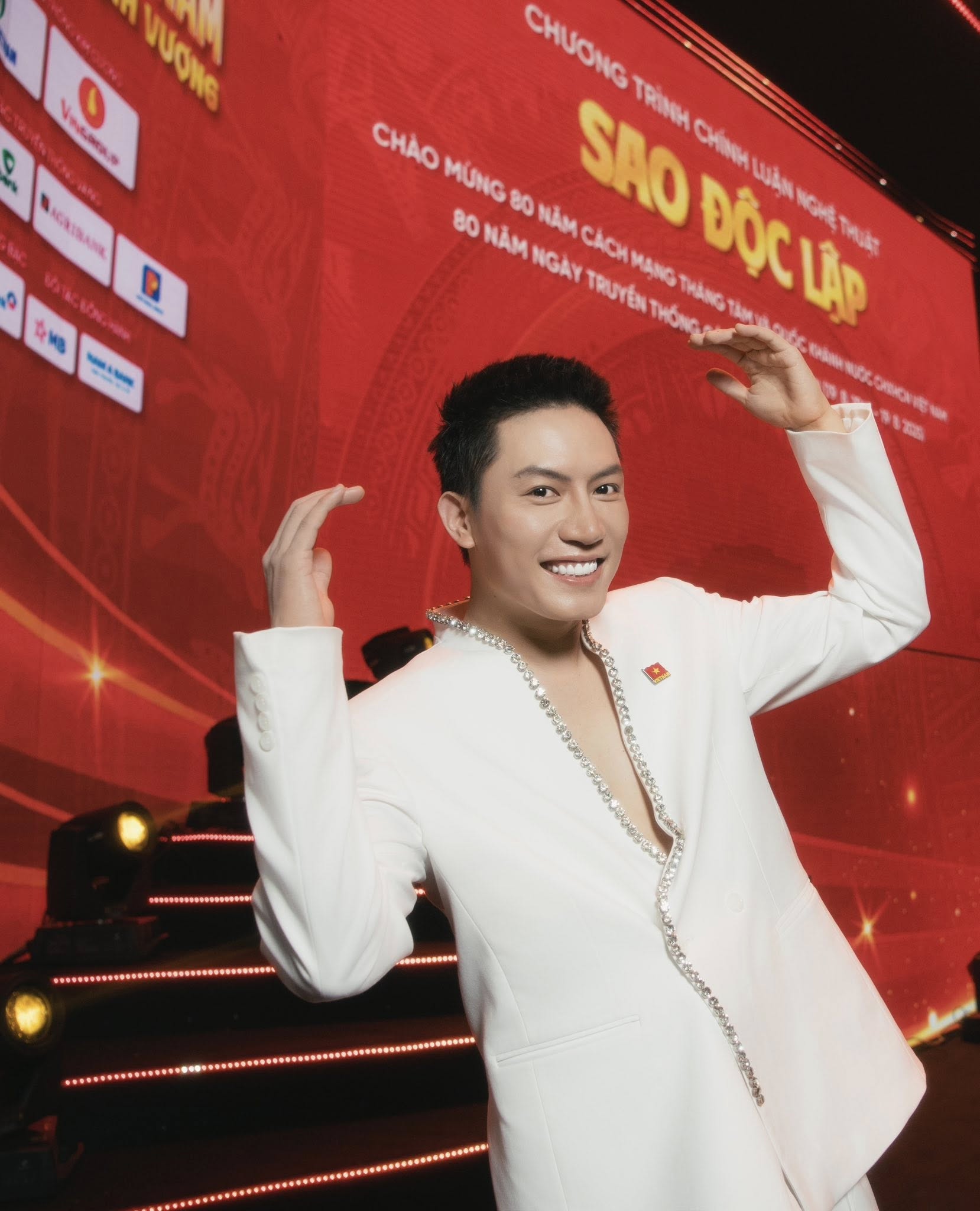 Cặp đôi hàng xóm được Bộ Công an tin tưởng: Đứng cạnh nhau là bùng nổ visual, cả Vbiz chỉ chờ ngày ăn cỗ- Ảnh 3.