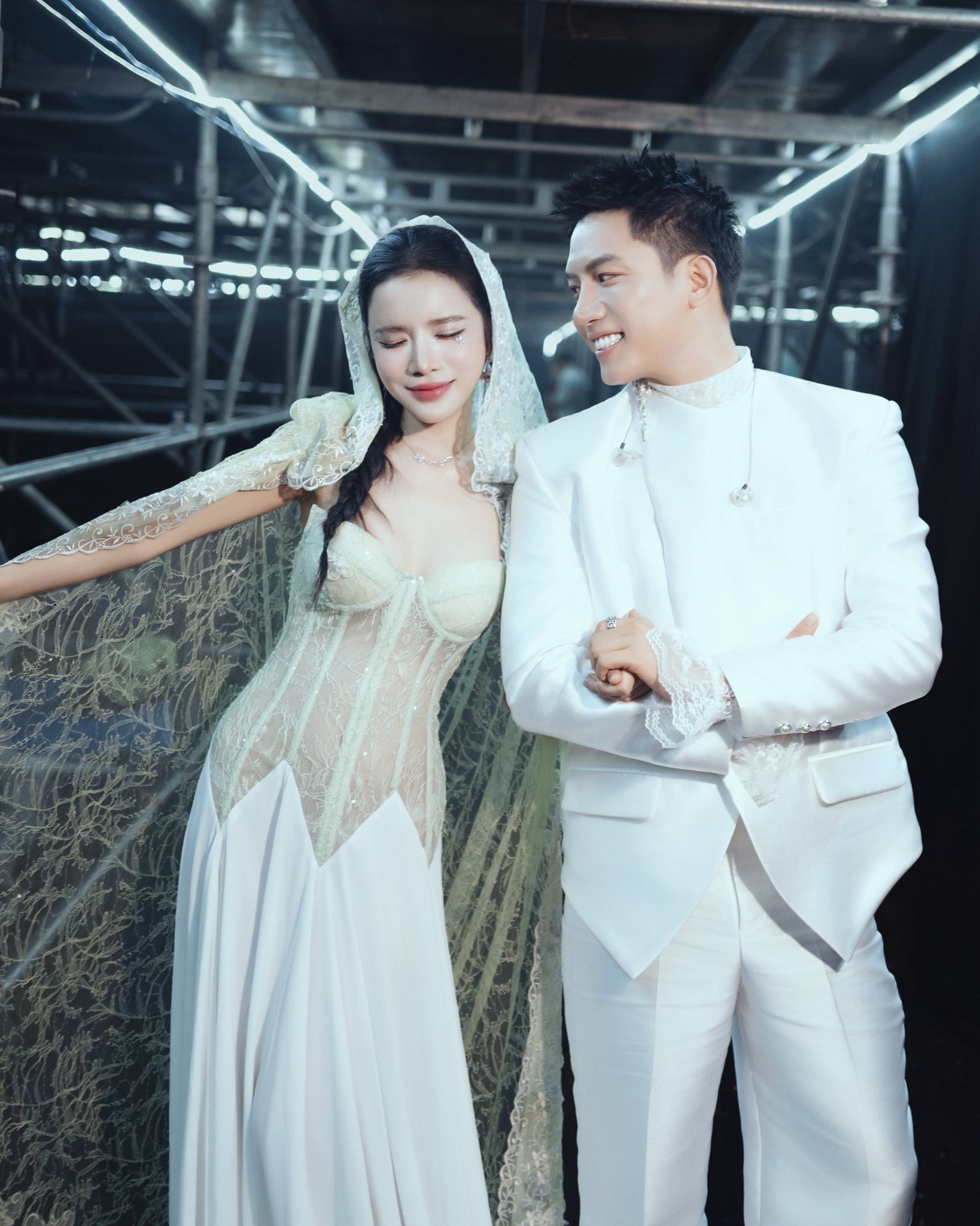 Cặp đôi hàng xóm được Bộ Công an tin tưởng: Đứng cạnh nhau là bùng nổ visual, cả Vbiz chỉ chờ ngày ăn cỗ- Ảnh 8.