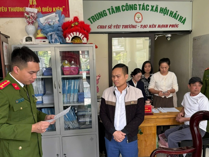 Nguyễn Văn Hải, Giám đốc Trung tâm công tác xã hội Hải Hà, nghe công an tống đạt quyết định tố tụng.