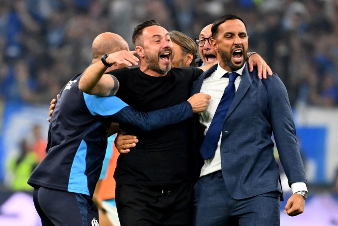 De Zerbi (thứ hai từ trái sang) reo mừng sau khi Marseille thắng PSG trên sân Velodrome, thành phố Marseille, Pháp, tại Ligue 1 ngày 22/9/2025. Ảnh: Reuters
