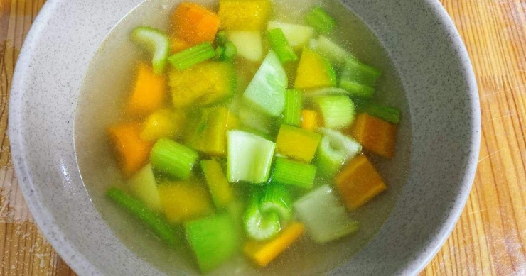 Canh rau củ hầm nhừ bổ tỳ vị.