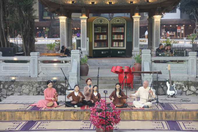 NSND Xuân Hoạch (thứ nhất từ phải qua), nghệ nhân Tạ Hạnh cùng học trò nhí tại Trung tâm Nghệ thuật truyền thống UNESCO Hà Nội biểu diễn chùm ca khúc Công cha nghĩa mẹ, Ngoan, Mẹ.