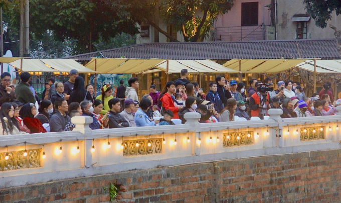 Khán đài bố trí dọc bờ Hồ Văn.