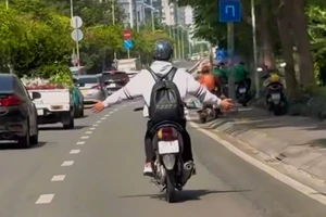 Xác minh clip thanh niên buông 2 tay khi chạy xe máy trên đường Nguyễn Hữu Thọ