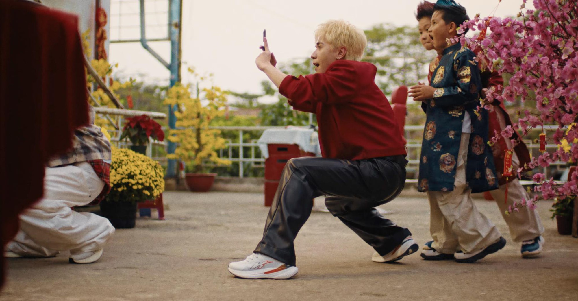 “Cú nổ” Nhạc Tết 2026 gọi tên Quang Hùng MasterD và Biti’s Hunter với MV “Bước Tới Tết Mới”- Ảnh 2.