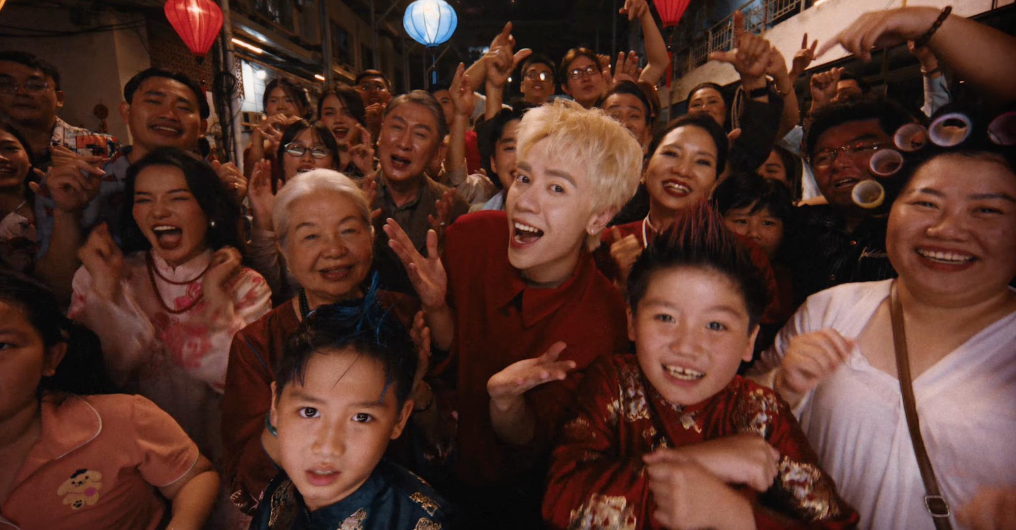 “Cú nổ” Nhạc Tết 2026 gọi tên Quang Hùng MasterD và Biti’s Hunter với MV “Bước Tới Tết Mới”- Ảnh 3.