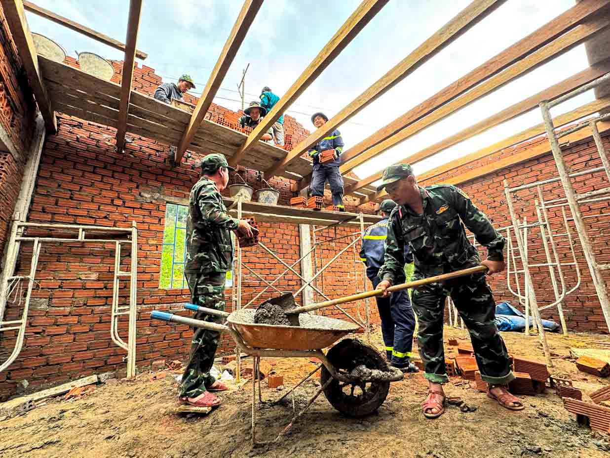 Xây nhà cho dân giữa đại ngàn Trường Sơn 2 Xây nhà cho dân giữa đại ngàn Trường Sơn - Ảnh 2.
