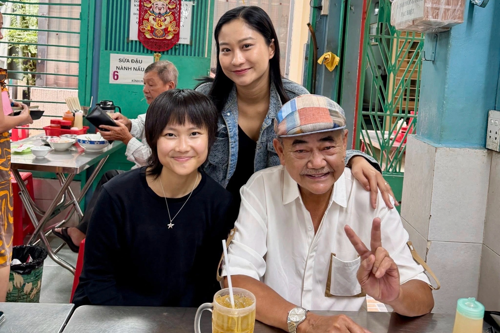 NSND Việt Anh U70 bên vợ kém 36 tuổi, đoàn tụ con gái sau nhiều năm xa cách - 2