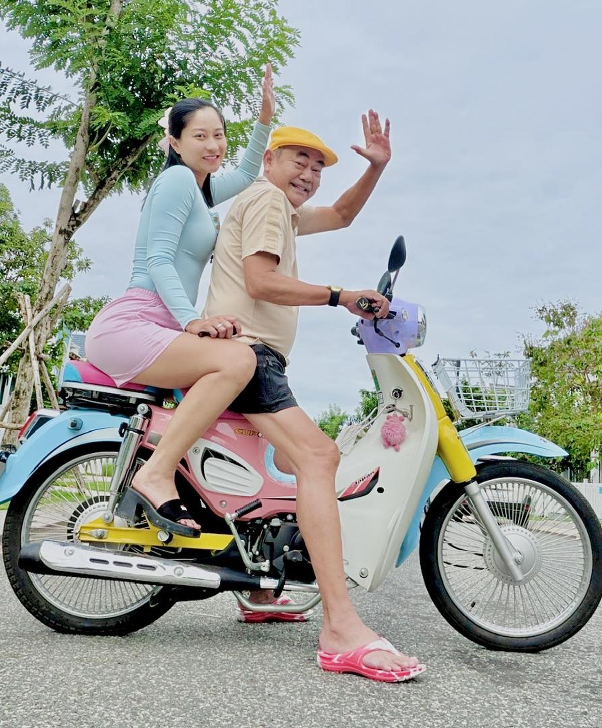 NSND Việt Anh U70 bên vợ kém 36 tuổi, đoàn tụ con gái sau nhiều năm xa cách - 7