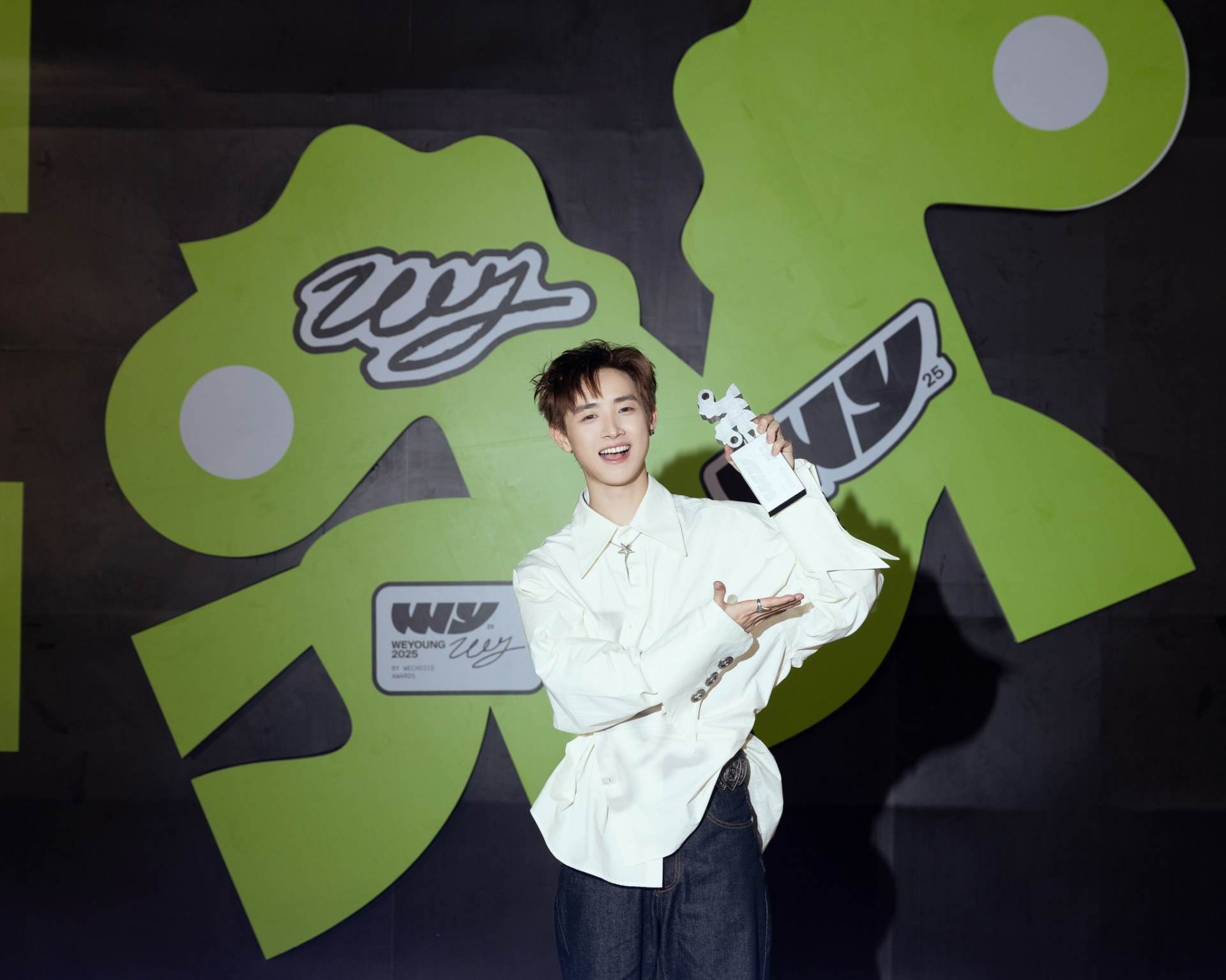 Anh Trai năng suất nhất hiện tại: Vừa rời Say Hi là ra nhạc liên tục, show chạy không xuể, còn thắng luôn giải Tân binh- Ảnh 4.