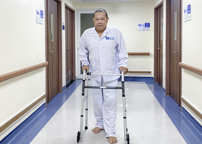 Ông Sang tự đi lại sau 3 ngày phẫu thuật. Ảnh: Bệnh viện Đa khoa Tâm Anh
