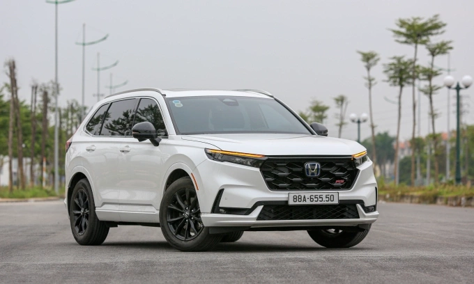 CR-V hybrid bản nhập khẩu Thái Lan lăn bánh ở Hà Nội. Ảnh: Lương Dũng