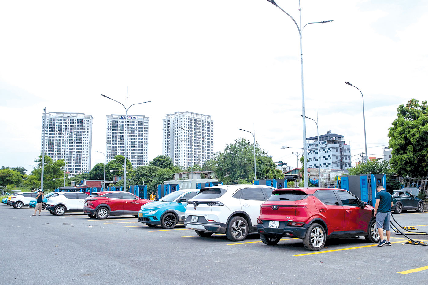 VinFast dẫn dắt thị trường ô tô Việt, người tiêu dùng hưởng lợi toàn diện - Ảnh 4.