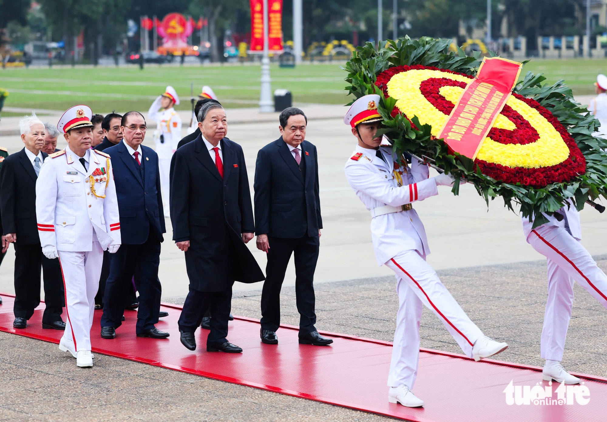 Lãnh đạo Đảng, Nhà nước vào lăng viếng Chủ tịch Hồ Chí Minh dịp kỷ niệm 80 năm Ngày Tổng tuyển cử - Ảnh 3.