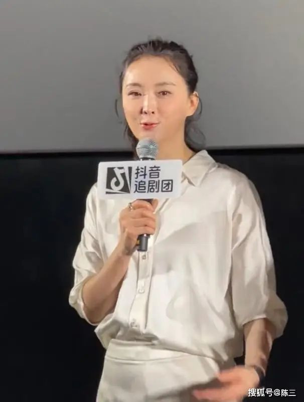 Nhan sắc giả dối của mỹ nhân đẹp nhất Hoàn Châu Cách Cách- Ảnh 2.