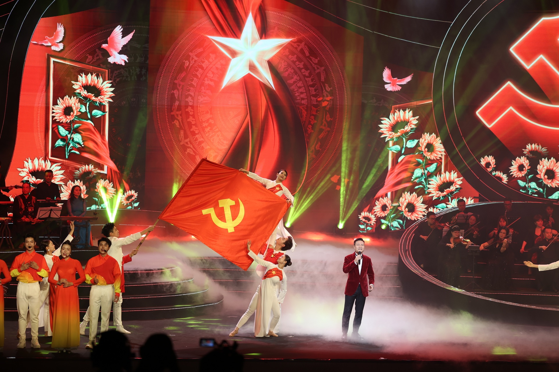 Đêm nhạc lan tỏa khát vọng cống hiến “Với Đảng vẹn toàn niềm tin yêu - 6