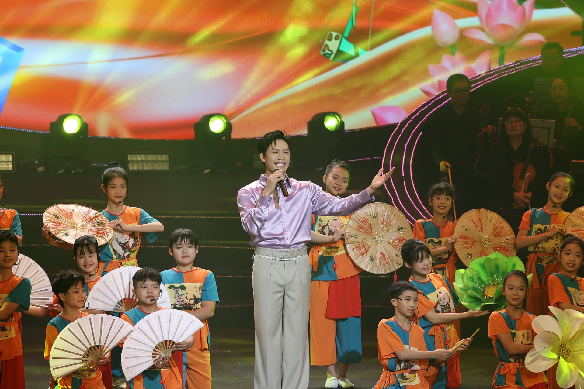 Đêm nhạc lan tỏa khát vọng cống hiến “Với Đảng vẹn toàn niềm tin yêu - 7