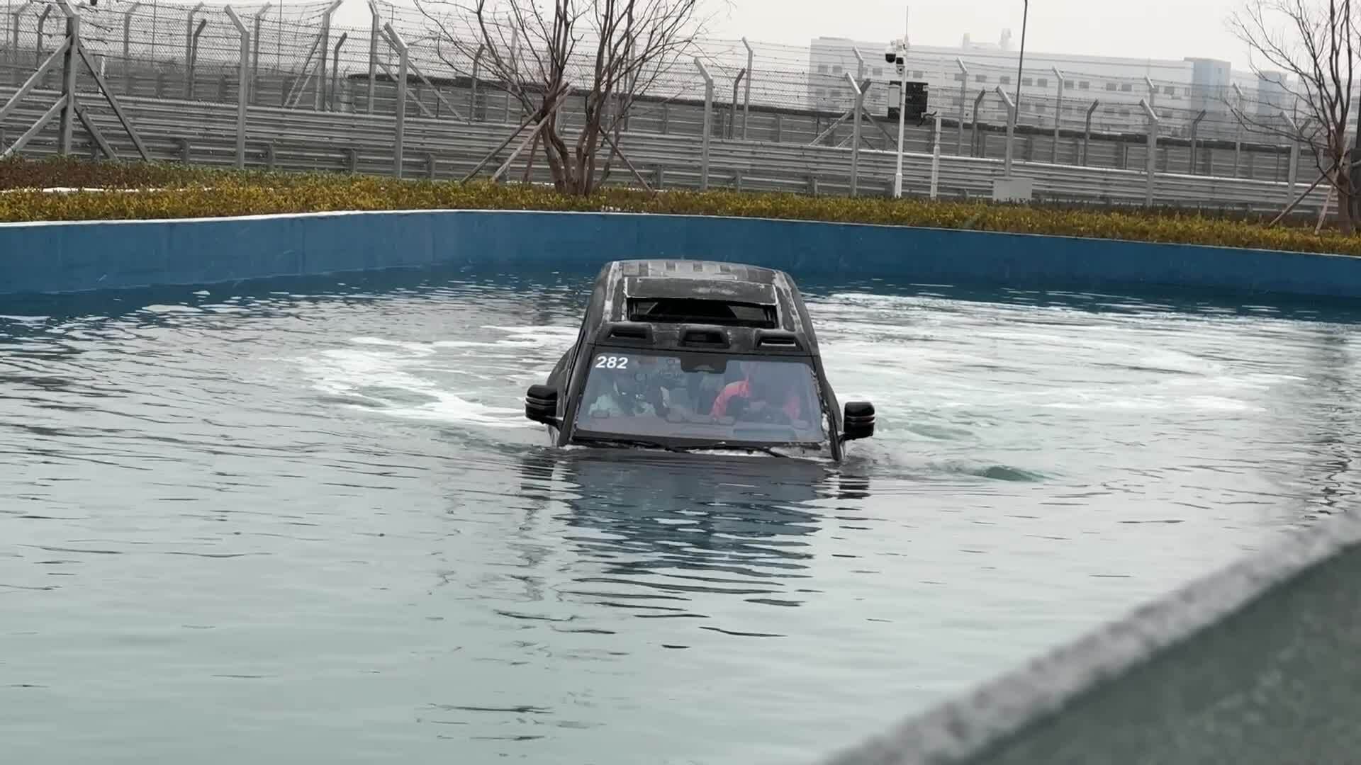 YangWang U8 trình diễn lội nước, vượt cát