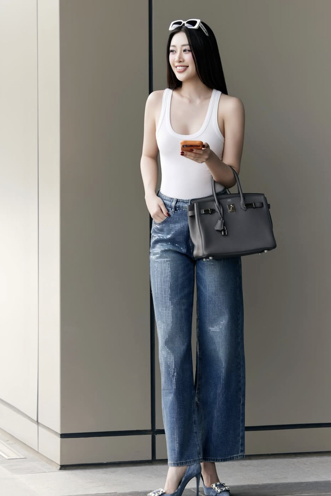 Khi áo tank top kết hợp quần jeans tạo nên vẻ ngoài trẻ trung, cá tính  - Ảnh 2.