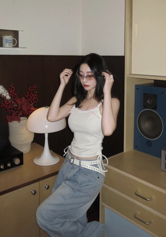 Khi áo tank top kết hợp quần jeans tạo nên vẻ ngoài trẻ trung, cá tính  - Ảnh 3.