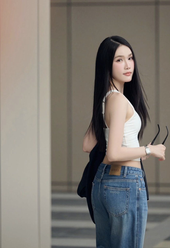 Khi áo tank top kết hợp quần jeans tạo nên vẻ ngoài trẻ trung, cá tính  - Ảnh 4.