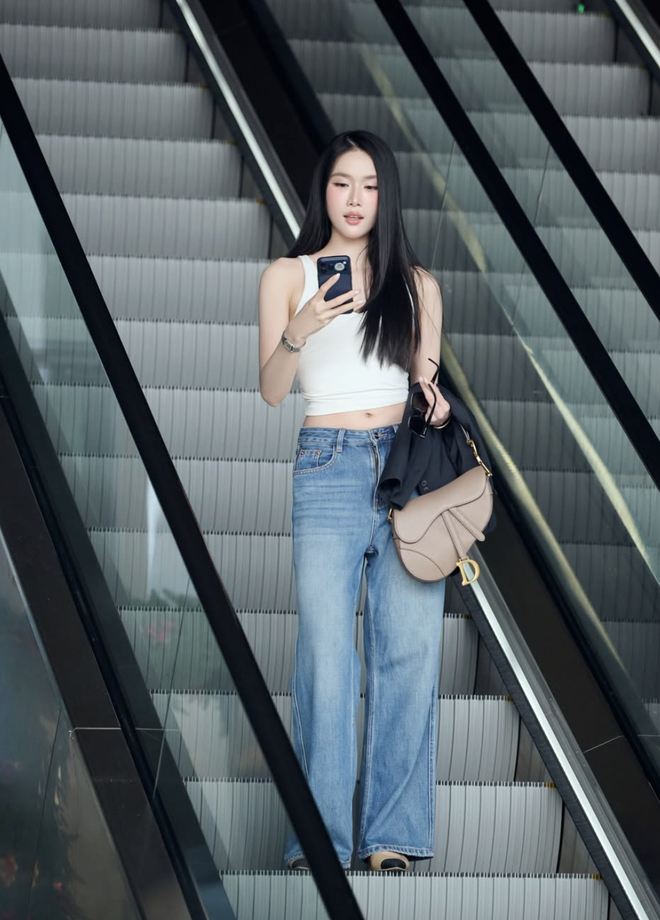 Khi áo tank top kết hợp quần jeans tạo nên vẻ ngoài trẻ trung, cá tính  - Ảnh 5.