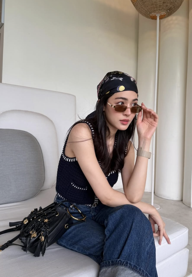 Khi áo tank top kết hợp quần jeans tạo nên vẻ ngoài trẻ trung, cá tính  - Ảnh 6.