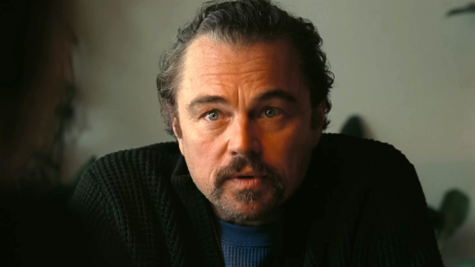 Tạo hình của Leonardo DiCaprio trong One Battle After Another. Ảnh: Warner Bros.