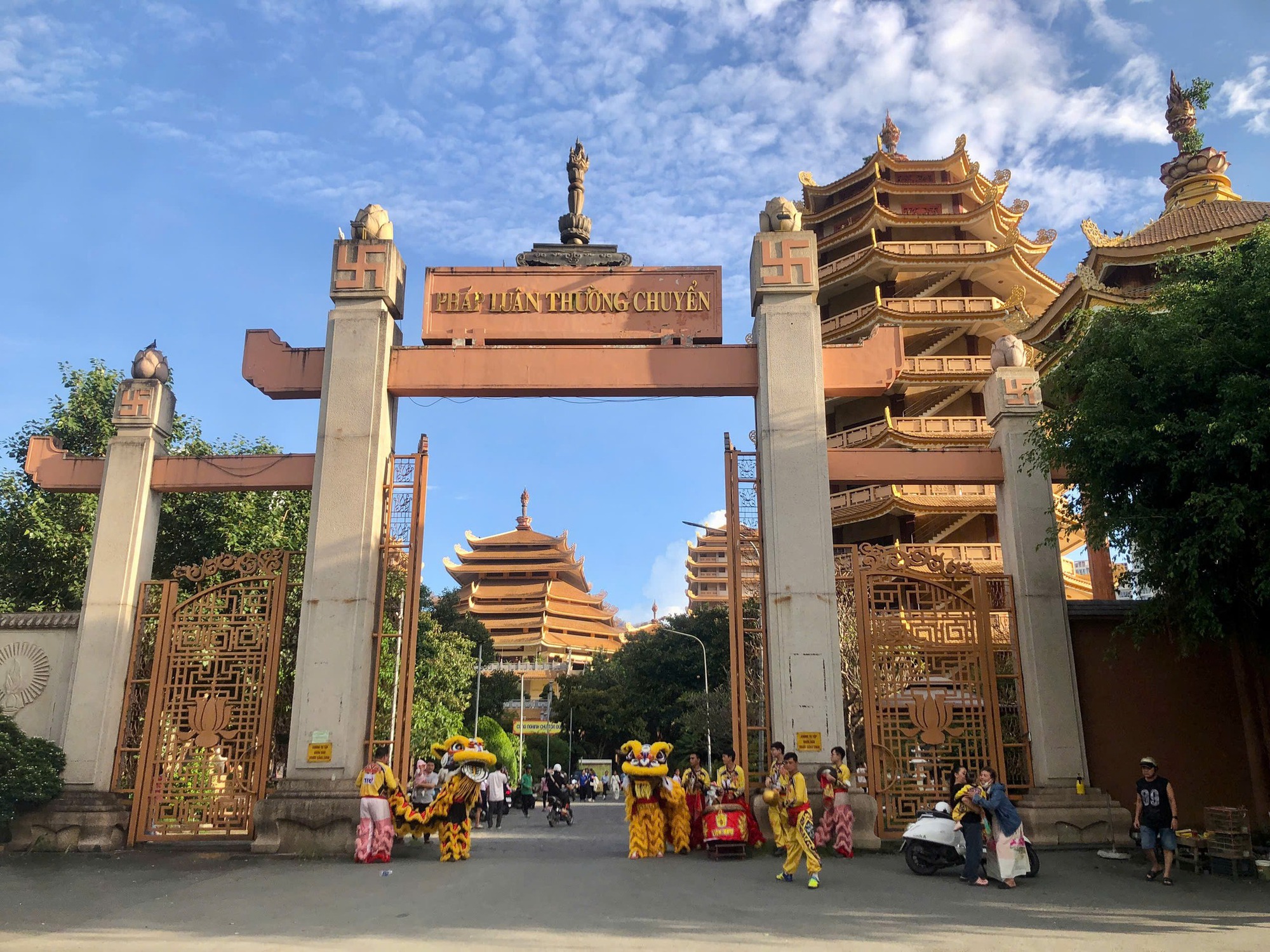 10 địa điểm chụp ảnh Tết miễn phí đang gây bão tại TP.HCM, vừa cổ kính lại đẹp tựa phim trường- Ảnh 9.