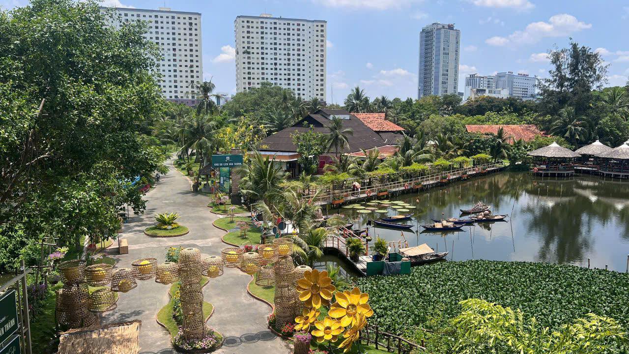 10 địa điểm chụp ảnh Tết miễn phí đang gây bão tại TP.HCM, vừa cổ kính lại đẹp tựa phim trường- Ảnh 19.