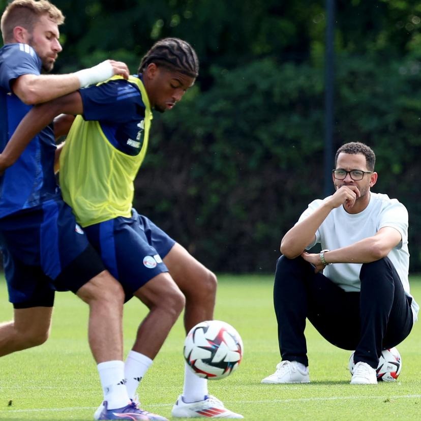 từ cậu bé thích đọc sách chiến thuật đến cơ hội dẫn dắt Chelsea 5 1767679430 215 tu cau be thich doc sach chien thuat den co