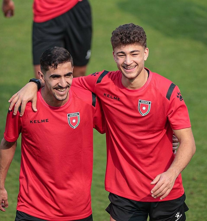 Tiền đạo Jordan Odeh Al Fakhoury (phải) tập luyện tại Arab Saudi chiều 5/1, một ngày trước trận gặp Việt Nam tại bảng A U23 châu Á 2026. Ảnh: JFA