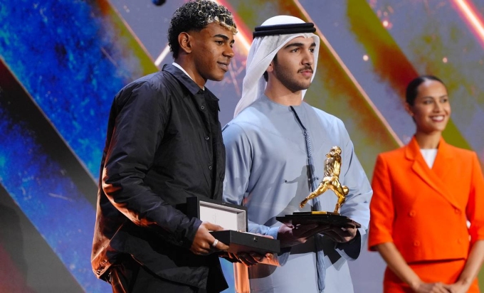 Đồng hồ mà Yamal được tặng sang trọng như thế nào - 1