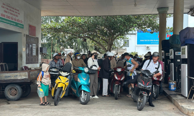 Người dân chờ đổ xăng tại cây xăng trên đường Võ Văn Kiệt, thôn Mỹ Khê, Đặc Khu Phú Quý. Ảnh: Người dân cung cấp