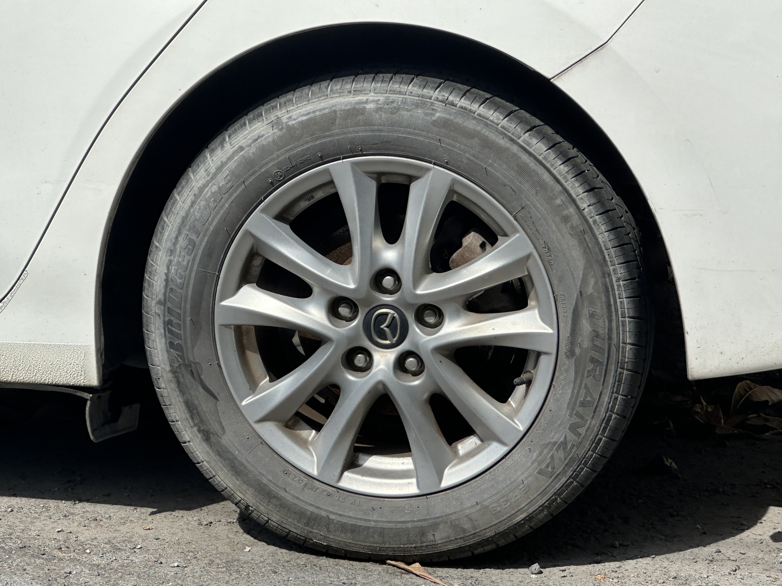 Ô tô ‘dầm mưa dãi nắng’ đối mặt hư hỏng nào?- Ảnh 2. Ô tô ‘dầm mưa dãi nắng’ đối mặt hư hỏng nào?- Ảnh 2.