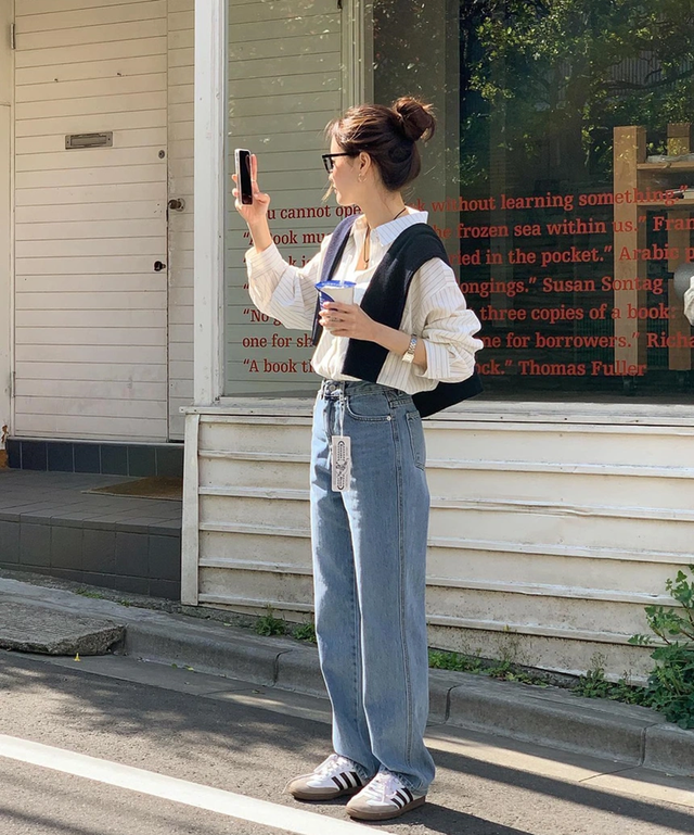 Muôn vàn phong cách với giày sneaker và quần denim 2 Muôn vàn phong cách với giày sneaker và quần denim - Ảnh 2.