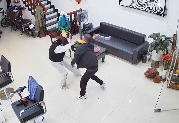 Chồng vào quán cắt tóc truy sát vợ con ở Bắc Ninh- Ảnh 2.