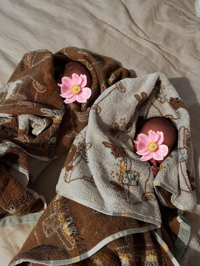 Nữ ca sĩ đau đớn thông báo 2 con song sinh mắc bệnh nặng, có thể liệt suốt đời- Ảnh 2. Nữ ca sĩ đau đớn thông báo 2 con song sinh mắc bệnh nặng, có thể liệt suốt đời- Ảnh 2.