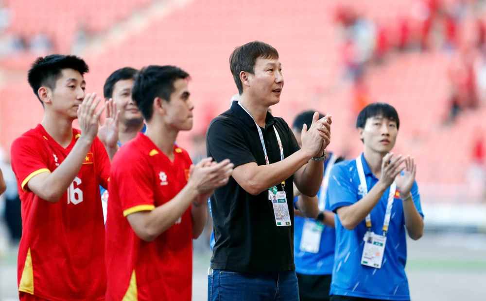 nong-hlv-kim-sang-sik-tung-doi-hinh-manh-nhat-de-thang-jordan (2).jpg