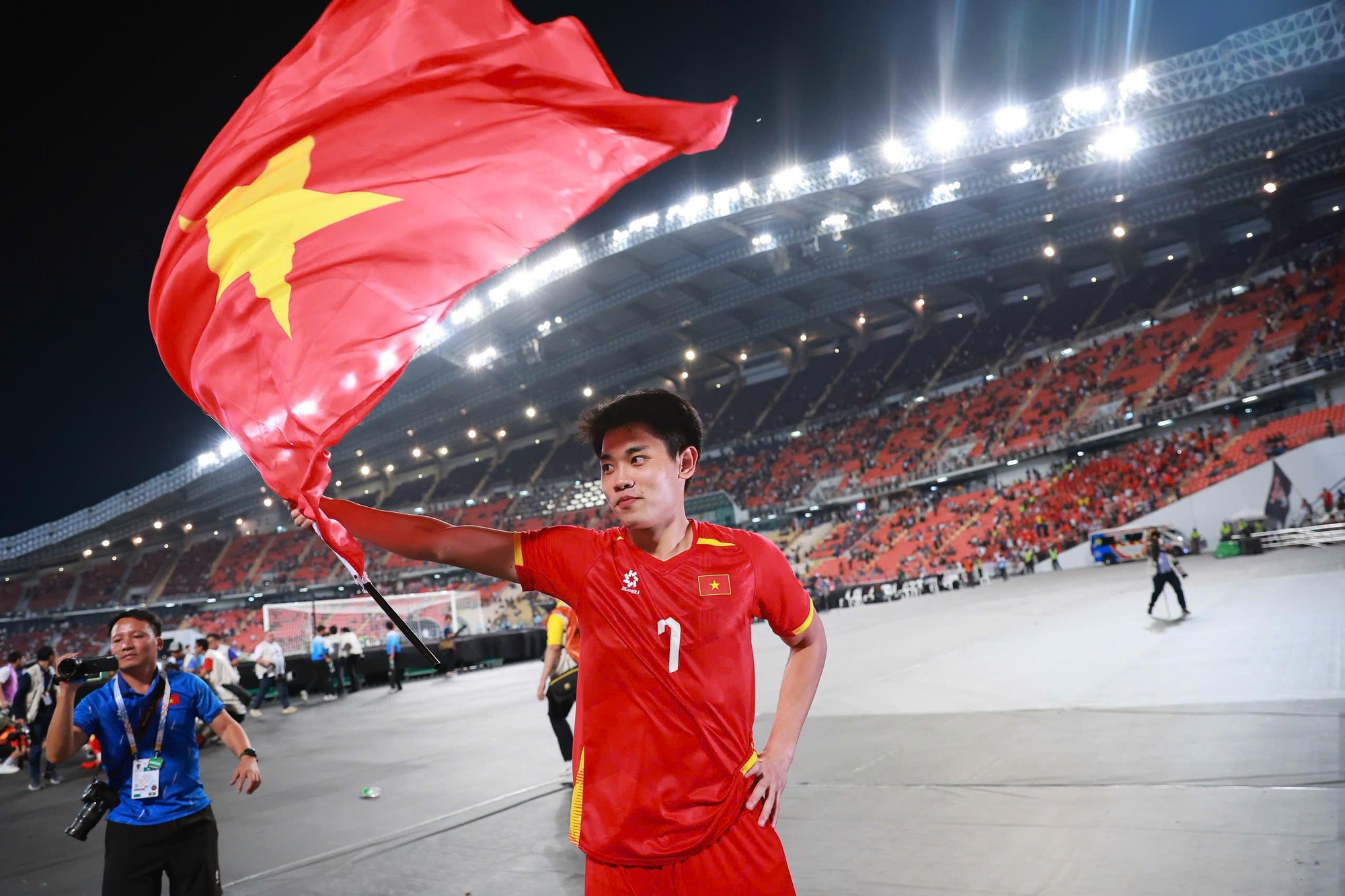 Trang phục đội tuyển Việt Nam: Biểu tượng đồng hành cùng mọi thế hệ trước thềm VCK U23 châu Á 2 Trang phục đội tuyển Việt Nam: Biểu tượng đồng hành cùng mọi thế hệ trước thềm VCK U23 châu Á - Ảnh 2.