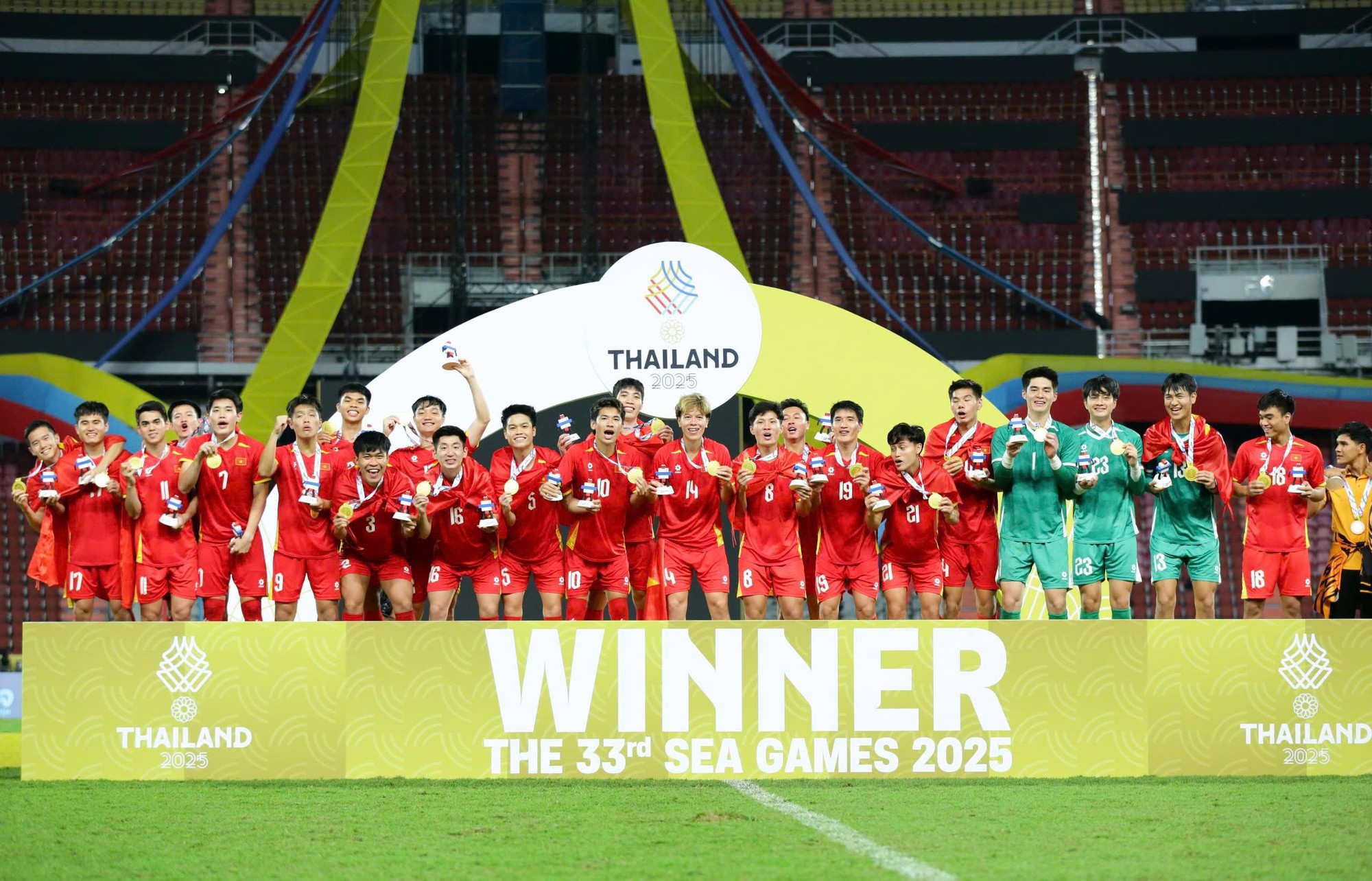 Trang phục đội tuyển Việt Nam: Biểu tượng đồng hành cùng mọi thế hệ trước thềm VCK U23 châu Á 5 Trang phục đội tuyển Việt Nam: Biểu tượng đồng hành cùng mọi thế hệ trước thềm VCK U23 châu Á - Ảnh 5.