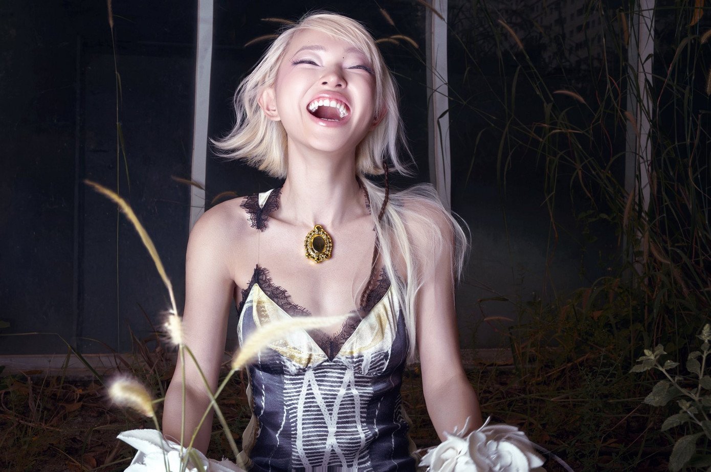 Sau đó, Châu Bùi tung bộ hình đậm chất viễn tưởng, gây ấn tượng bởi mức độ đầu tư đồ họa, trang phục. Giữa bối cảnh thành phố đổ nát và phi thuyền khổng lồ, "Em Xinh" hóa thân thành chiến binh tương lai trong trang phục metallic bạc sáng loáng, tóc bạch kim.