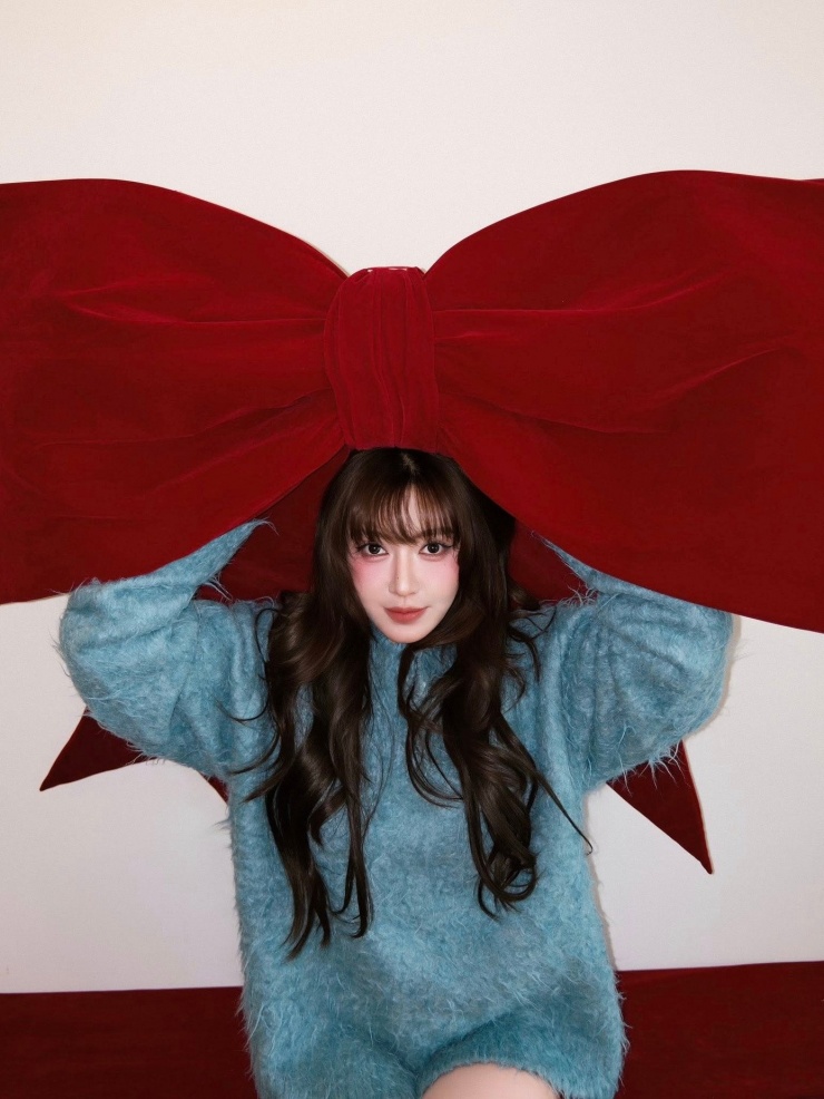 Bích Phương hưởng ứng trào lưu lông xù trong tạo hình đón năm mới. Giọng ca Bùa Yêu trẻ trung trong chiếc áo len xù màu xanh pastel dịu mắt phối theo mốt giấu quần.